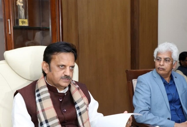 نائب وزیر اعلیٰ راجیندر شکلا ایم پی کابینہ کی میٹنگ کے فیصلوں کی جانکاری دیتے ہوئے۔