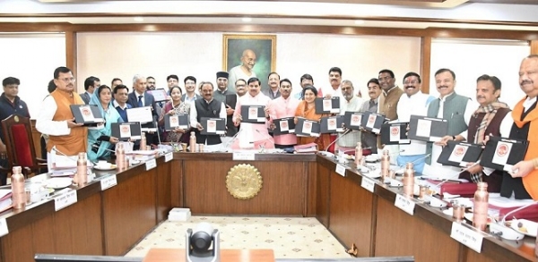 وزیر اعلیٰ ڈاکٹر یادو اور وزراء کی کونسل کے دیگر ارکان نے ٹیبلیٹ  کے ساتھ کابینہ کی میٹنگ میں شرکت کی۔