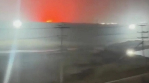 کاکس بازار کے ماتار باڑی تھرمل پاور پلانٹ میں آگ پیر کی رات تقریباً سوا نو بجے لگی۔ فوٹو: ڈھاکہ ٹربیون