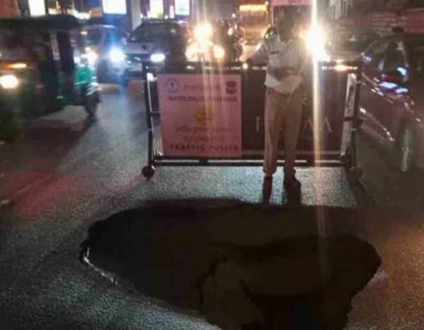 سڑک کا ایک حصہ دھنس جانے سے ٹریفک کی نقل و حرکت شدید متاثر