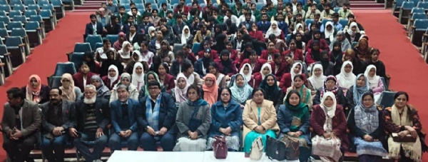 اے ایم یو اسکول طلبا وزیر اعظم کا خطاب سنتے ہوئے