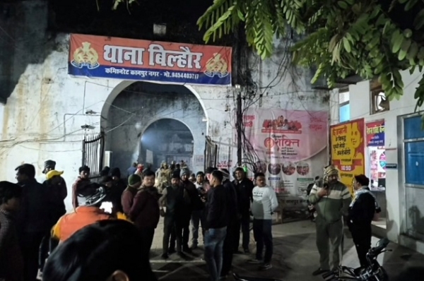 تھانے کے باہر جمع بھیڑ