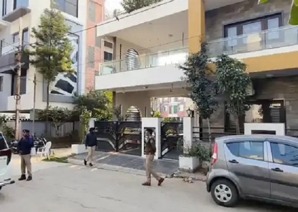 سیندھوا میں تائل برادران کے ٹھکانوں پر سی بی آئی کا چھاپہ، باہر پہرہ دیتی ہوئی پولیس