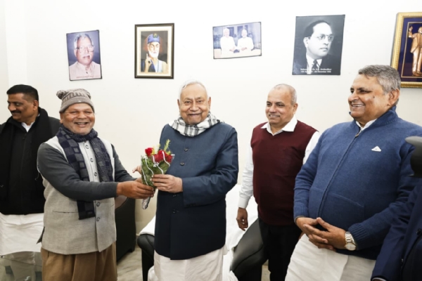 پٹنہ میں ایم ایل اے رتنیش سدا کی رہائش گاہ پر دہی چوڑا دعوت کا انعقاد ، وزیر اعلیٰ نتیش کمارسمیت جے ڈی یو کے سرکردہ لیڈروں نے شرکت کی