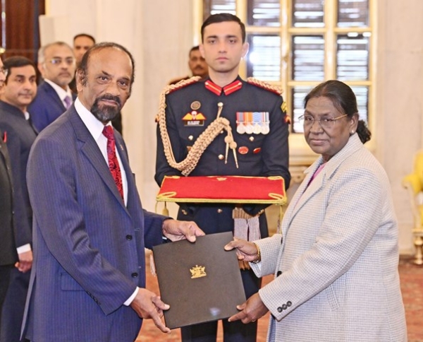 President-accepted-credentials-Envoys-Trinidad