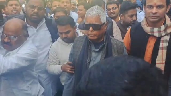 بیٹےتیج پرتاپ یادو کے یہاں دہی چوڑا دعوت میں شامل ہوئے لالو یادو، بی جے پی میں شامل ہونے کے لیے آشیرواد دی