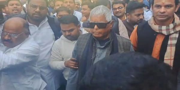 بیٹےتیج پرتاپ یادو کے یہاں دہی چوڑا دعوت میں شامل ہوئے لالو یادو، بی جے پی میں شامل ہونے کے لیے آشیرواد دی