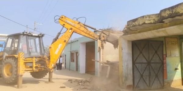 سنبھل میں پھرچلا بلڈوزر، گاوں میں سرکاری زمین پر بنائے گئے تھے مکانات