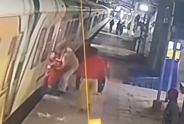 آر پی ایف نے ایک خاتون مسافر اور بچے کی جان بچائی