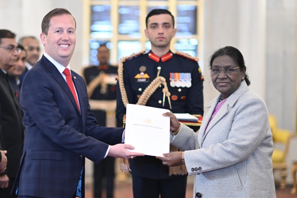 President-accepted-credentials-Envoys-Trinidad