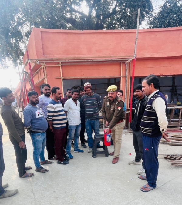 آگ بجھانے کی مشق کراتے ہوئے