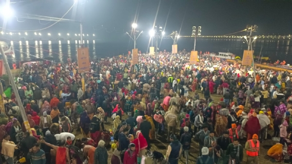 ایودھیا، پریاگ راج اور کاشی میں مکر سنکرانتی کے موقع پر عقیدت مندوں کا ہجوم، لاکھوں لوگوں نے سنگم میں اسنان کیا