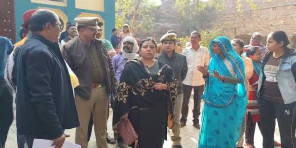 بستی خالی کرانے پہنچنے والی پولیس اور میونسپل ٹیم کے خلاف احتجاج