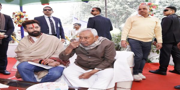 مکر سنکرانتی کے موقع پر ایل جے پی (رام ولاس) کے ذریعہ منعقد دہی چوڑا دعوت میں شامل ہوئے وزیر اعلیٰ