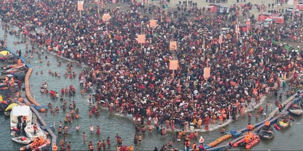 مکر سنکرانتی: سنگم کے کنارے عقیدت مندوں کا ہجوم، صبح 8 بجے تک 21 لاکھ عقیدت مندوں نے ڈبکی لگائی