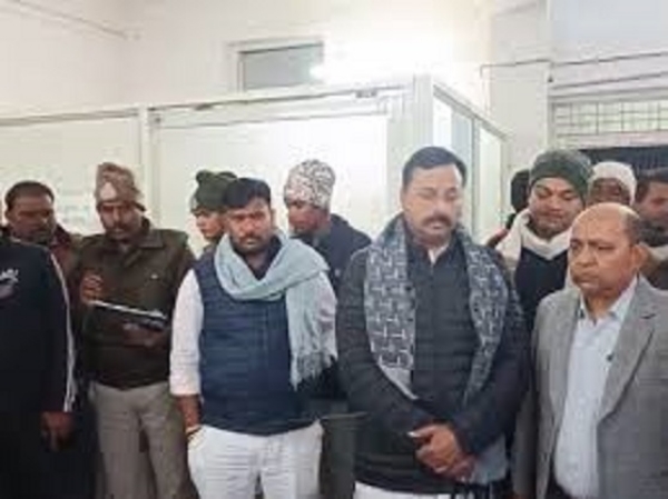 رکن اسمبلی وشنو کھتری دیر رات اسپتال پہنچے رکن اسمبلی وشنو کھتری دیر رات اسپتال پہنچے