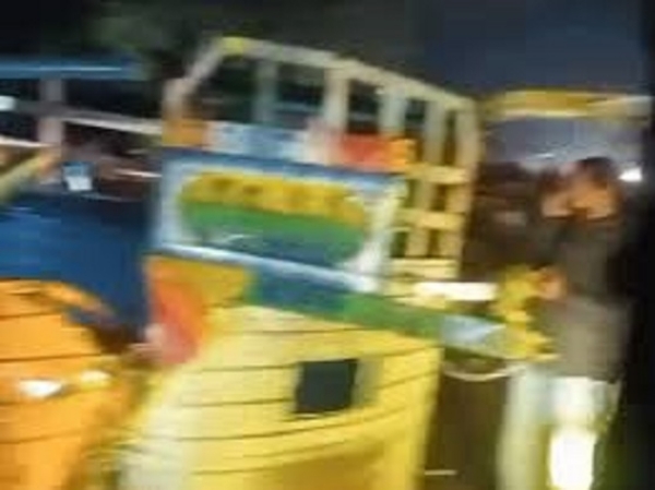 ٹریکٹر-ٹرالی اور لوڈنگ گاڑی کی ٹکر میں 5 کی موت ٹریکٹر-ٹرالی اور لوڈنگ گاڑی کی ٹکر میں 5 کی موت