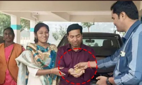 سینی ٹیشن ملازمین کی دیانتداری۔سڑک پر گرے طلائی زیورات حقیقی مالکین کے حوالے