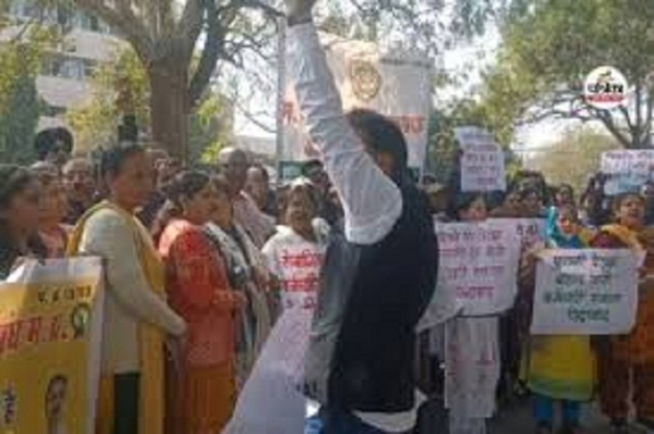 ستپوڑا بھون کے سامنے ملازمین تنظیموں نے 11 نکاتی مطالبات کو لے کر احتجاج کیا