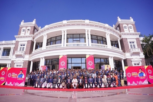 وزیر اعلیٰ ڈاکٹر موہن یادو کے ساتھ گروپ فوٹو کھچواتے ہوئے آئی پی ایس افسران۔