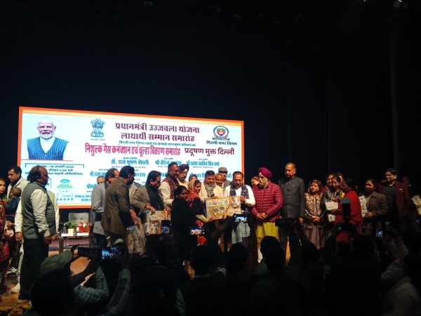 میونسپل کارپوریشن میں اجولا یوجنا کے تحت مفت گیس کے چولہے اور سلنڈر کی تقسیم