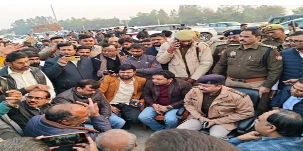 بارہ بنکی کے حیدر گڑھ واقع بارہ ٹول پلازہ پر ہائی کورٹ وکیل کی پٹائی کے خلاف سینکڑوں وکیلوں نے دھرنا-مظاہرہ کیا