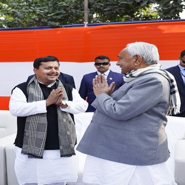 مکر سنکرانتی پر بی  جے پی کے  قومی کارگزار صدر نتن نوین کے ذریعہ منعقد دہی ،چوڑا کی دعوت میں وزیر اعلیٰ شامل ہوئے