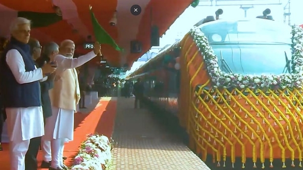 ملک کی پہلی وندے بھارت سلیپر ٹرین کا آغاز ، وزیر اعظم مودی نے اسے مالدہ سے ہری جھنڈی دکھا کر روانہ کیا