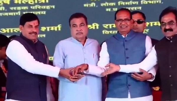 مرکزی وزیر نتن گڈکری ودیشا میں سڑک منصوبوں کا تحفہ دیتے ہوئے