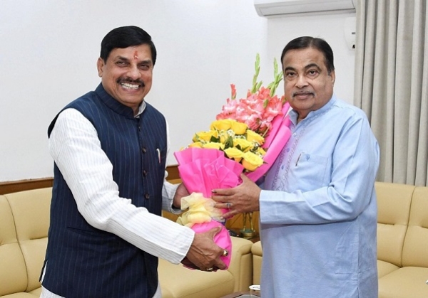 وزیر اعلیٰ نے بھوپال ایئرپورٹ پر گڈکری کا استقبال کیا