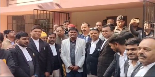 دھنباد کے رکنن پارلیمنٹ دھولو مہتو ایم پی ایم پی ایم ایل اے کورٹ میں پیش ہوئے