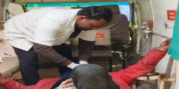 سلطان پور میں سڑک حادثے میں پک اپ سوار تین مزدور جاں بحق ، سات زخمی