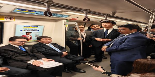 جاپانی وزیر خارجہ نے دہلی میٹرو میں سفر کیا