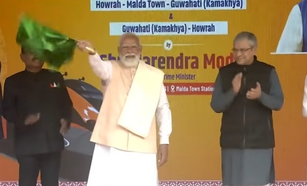 ملک کو اپنی پہلی وندے بھارت سلیپر ٹرین ملی، وزیر اعظم نے جھنڈی دکھا کر روانہ کیا