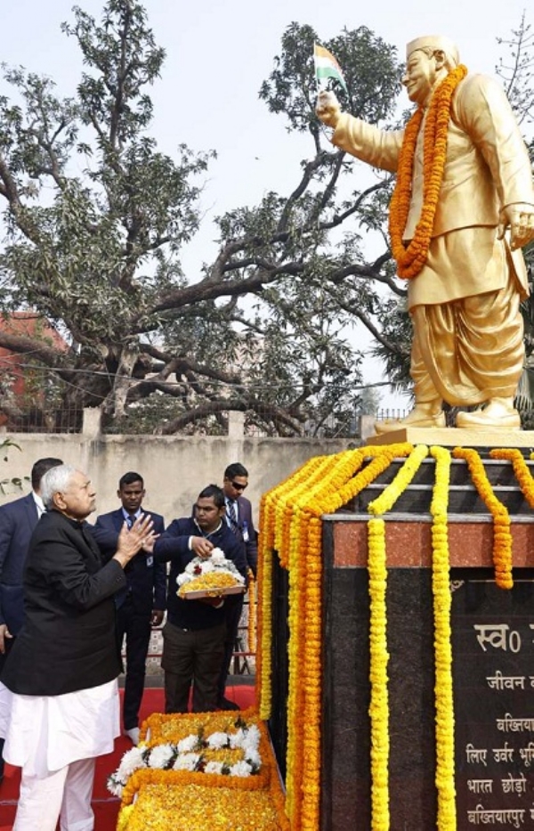 وزیر اعلیٰ نے مجاہدین آزادی کے مجسموں کے مقامات پر منعقد سرکاری تقریب میں شرکت کی اور خراج عقیدت پیش کیا