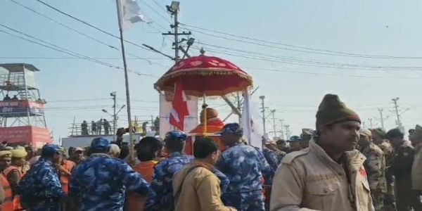 ماگھ میلے میں اومکتیشورانند کے رتھ کوانتظامیہ نے روکا، شنکراچاریہ بغیر اسنان کے واپس،دھرنے پر بیٹھے
