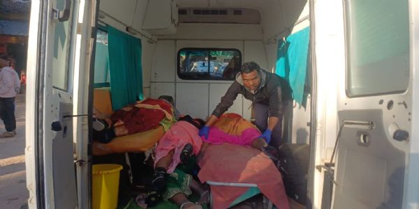 لاتیہار میں رزرو بس حادثے میں 5 افراد جاں بحق اور 25 سے زائد زخمی ہوگئے۔