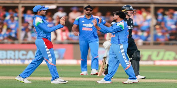 نیوزی لینڈ نے تیسرے ون ڈے میں بھارت کو جیت کے لیے 338 رنز کا ہدف دیا