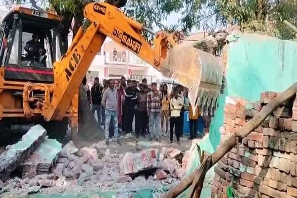 بہرائچ میں 10 غیر قانونی مزاروں کو مسمار کر دیا