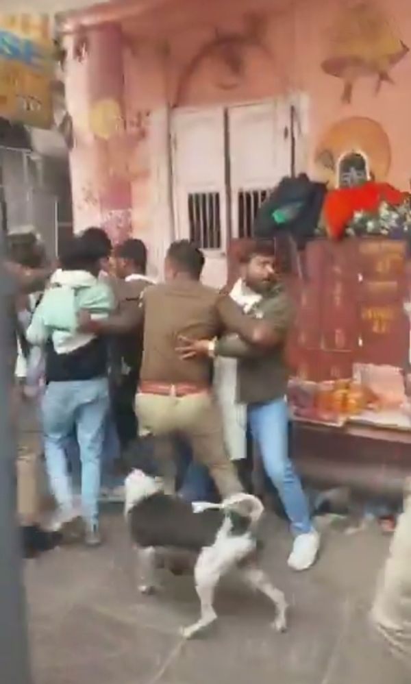 منی کارنیکا گھاٹ پر احتجاج کرنے والے 15 کارکنوں کو حراست میں لیا گیا