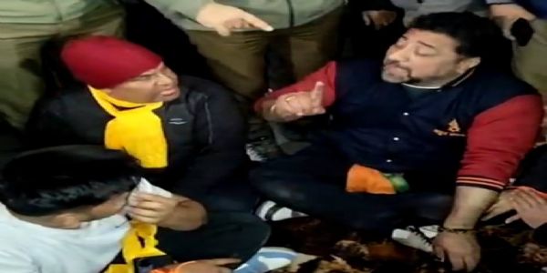 کشمیری پنڈتوں نے جگتی میں قومی شاہراہ بند کر کے احتجاج کیا