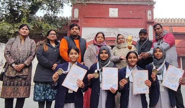 پرنسپل کے ساتھ طالبات