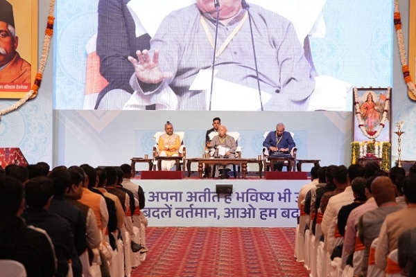 سرسنگھ چالک ڈاکٹر بھاگوت یووا سمواد، وسطی ہندوستان صوبہ، بھوپال میں نوجوانوں سے بات کرتے ہوئے