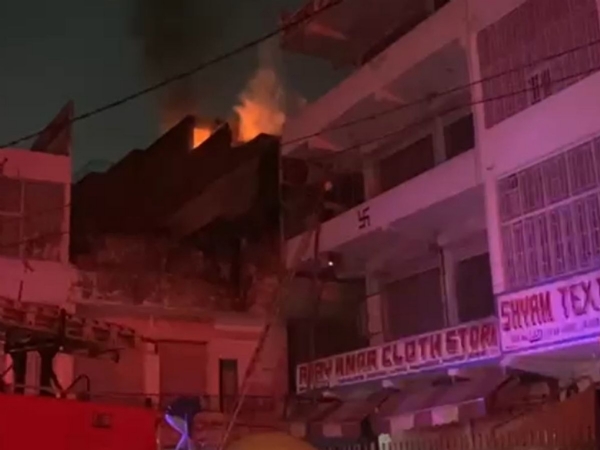 بیڈ شیٹ کے گودام میں زبردست آتشزدگی سے لاکھوں روپے کا سامان جل کر راکھ