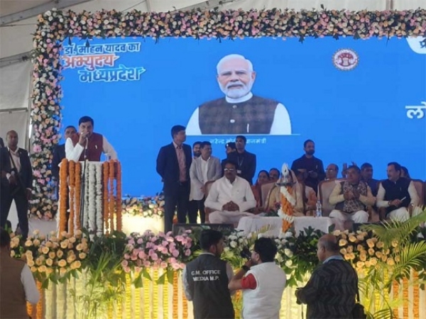 جلسے سے خطاب کرتے ہوئے