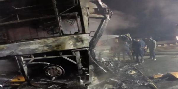 اورنگ آبادکے قریب سمردھی مہامارگ پر ٹریولس بس اور ٹرک کی ٹکرکے بعد بس شعلوں کی نذر ، ایک مسافر کی موت