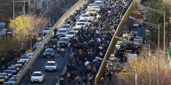 ایران میں مہنگائی کے خلاف لوگ سڑکوں پر، مقدس شہر قم میں خامنہ ای حکومت کے خلاف نعرے گونجے