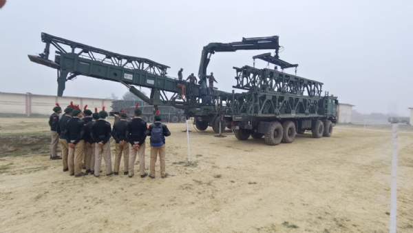 معائنہ کرتے ہوئے این سی سی