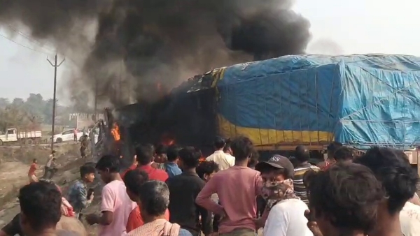 بہار میں سڑک حادثہ میں تین لوگوں کی موت، ٹکر کے بعد ٹرک اور ڈمپر جل کر خاکستر