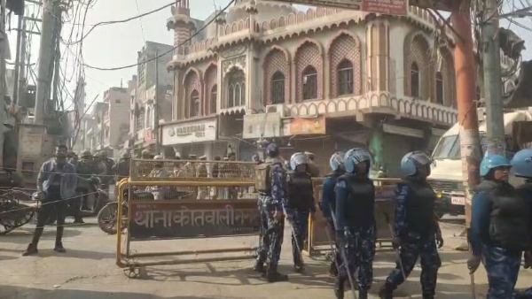 مسجد کی نپائی کرتے ہوئے افسران